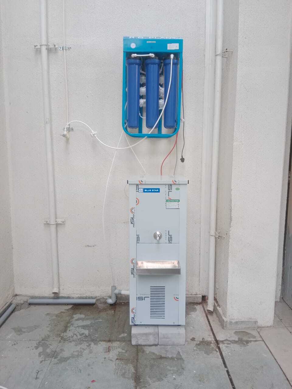 Wall-mounted water purifier ideal for small businesses. Wall-mounted water purifier ideal for small businesses.
